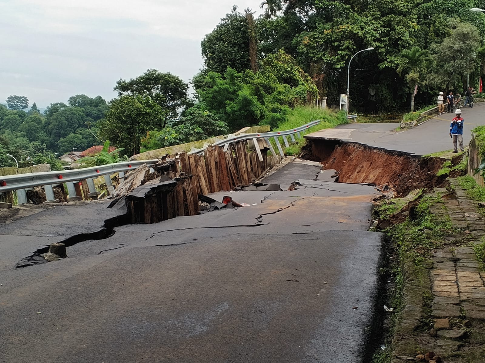 Kondisi Jalan Batutulis Bogor yang ambles.