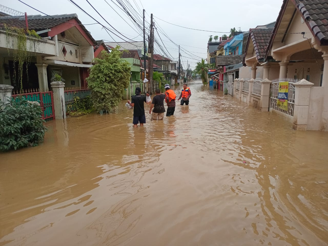 Suasana Perumahan Villa Nusa Indah 1, Bojong Kulur, Gunung Putri, Kabupaten Bogor, Jawa Barat yang terendam banjir Selasa (4/3/2025).
