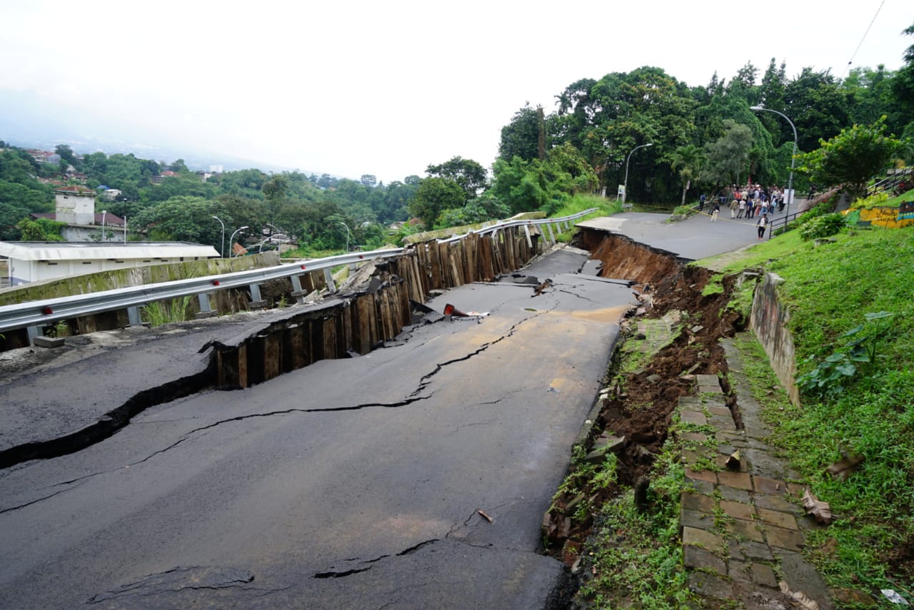 Jalan Batutulis Bogor ditutup total, kendaran tidak bisa melintas.