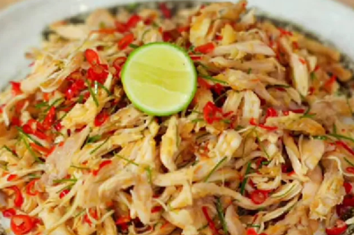 Menu Ayam Suwir Pedas Daun Jeruk yang cocok buat berbuka puasa.