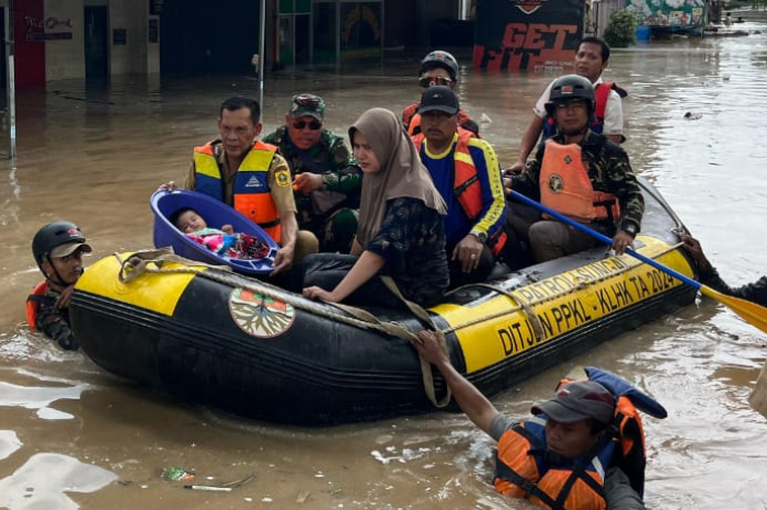 Wakil Bupati Bogor Ade Ruhandi mengevakuasi warga di Villa Nusa Indah, Gunung Putri, Kabupaten Bogor, Selasa (4/3/2025). Di sisi lain BMKG memprediksi hujan masih terjadi selama sepekan ke depan.