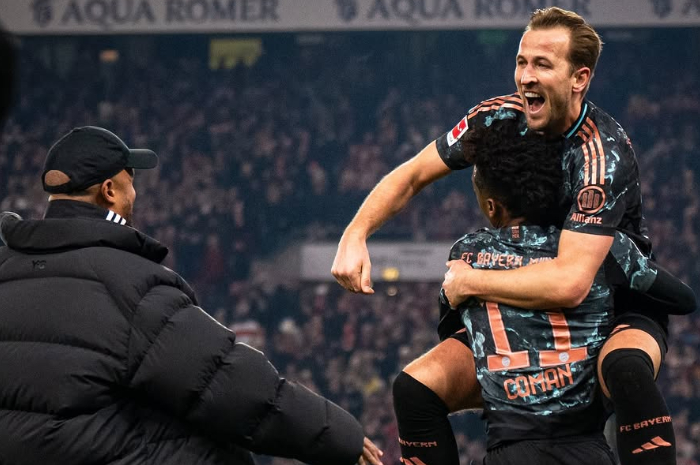 Harry Kane merayakan gol bersama pemain Bayern Munchen lainnya.