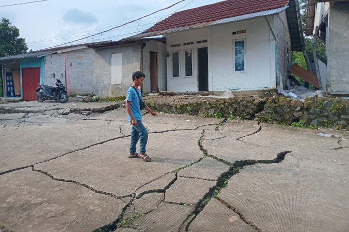 Rumah tetangga Presiden Prabowo Subianto di Kampung Curug, Desa Bojong Koneng, Babakan Madang, Kabupaten Bogor mulai dikosongkan karena pergeseran tanah.