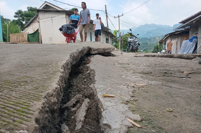 BRIN menyebut pergeseran tanah di Desa Bojong Koneng, Kabupaten Bogor akan terus terjadi