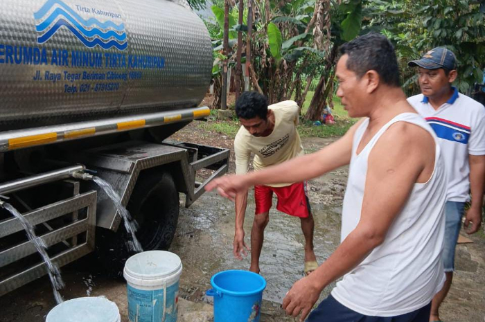 Warga saat mendapatkan pasokan air bersih dari Perumda Air Minum Tirta Kahuripan.