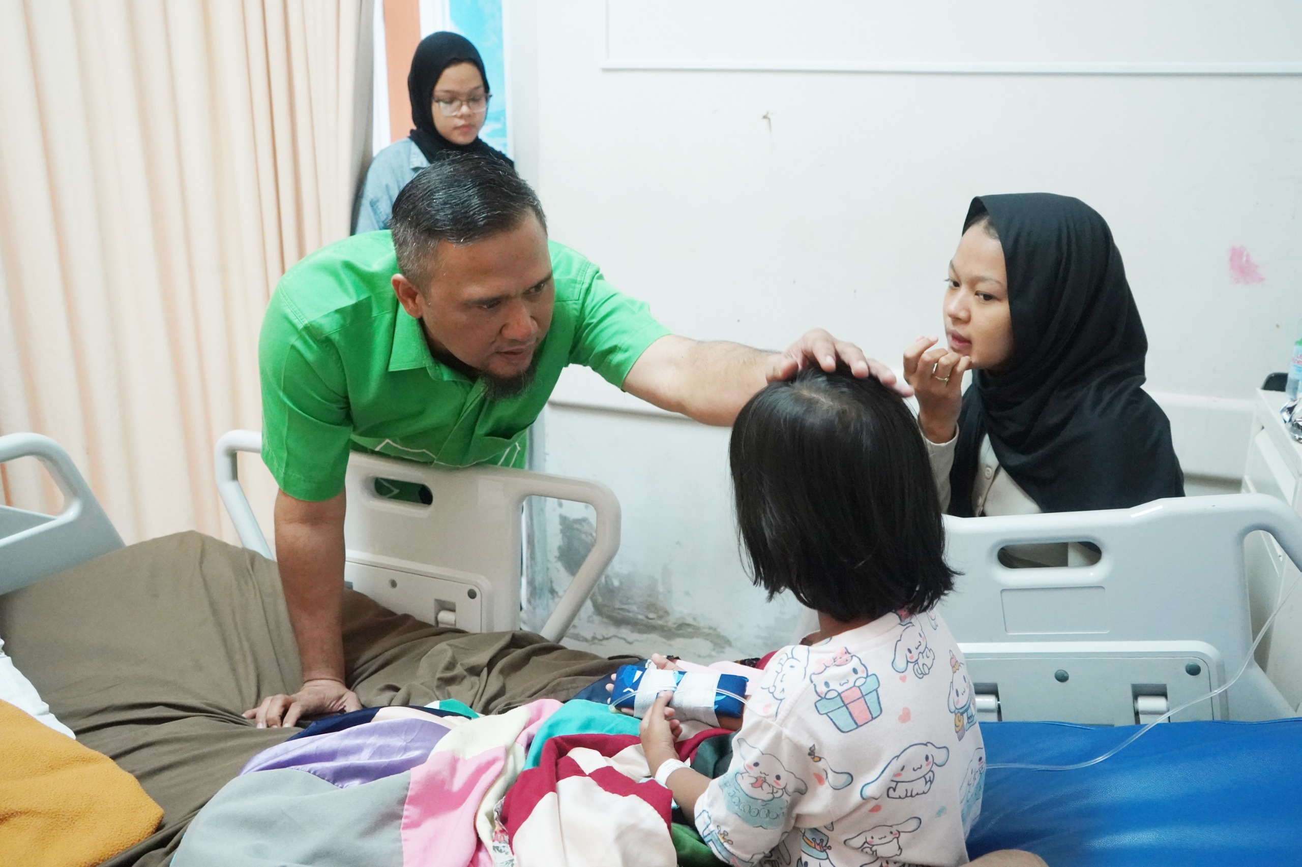 Anggota DPRD Kota Bogor sambangi bocak korban kekerasan ayah tiri.