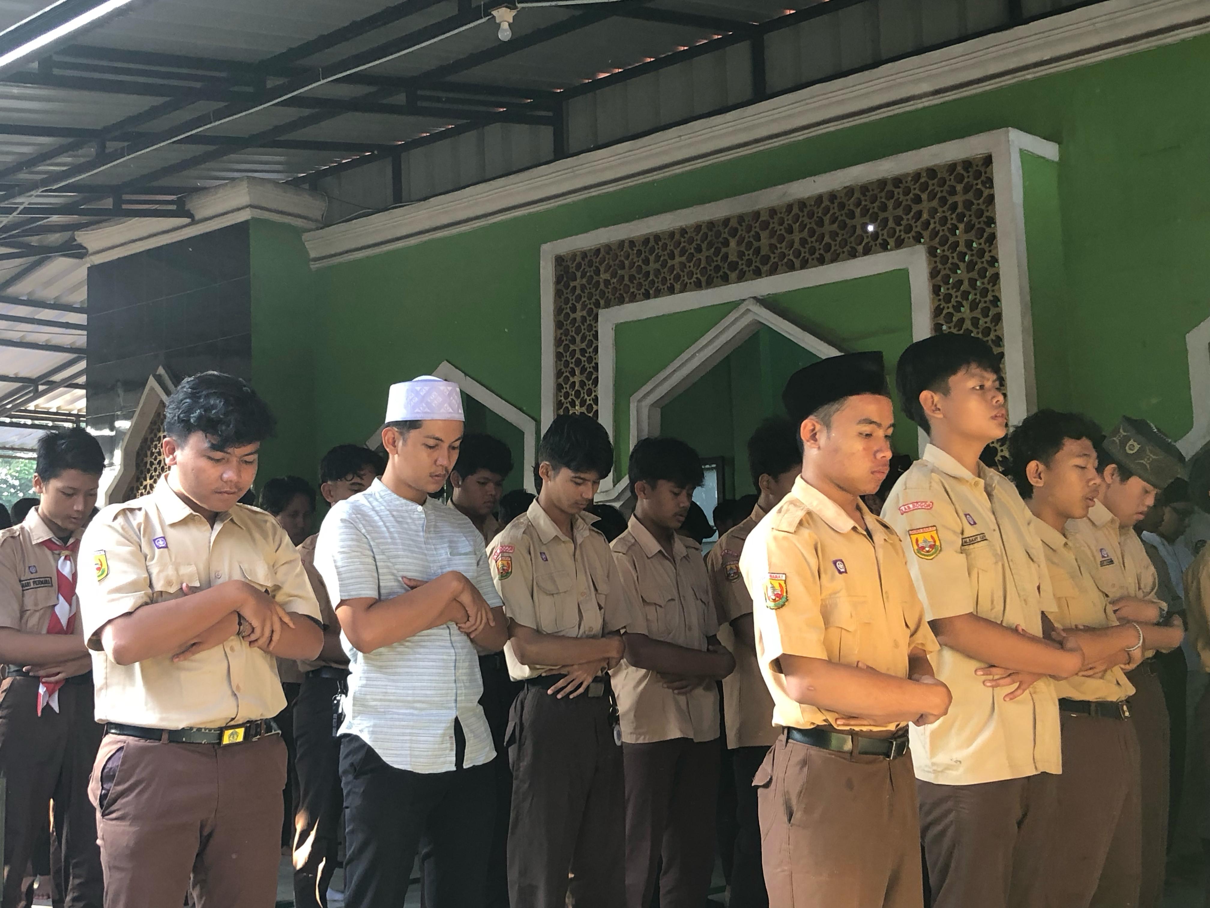 Potret sejumlah siswa SMAN 1 Dramaga melaksanakan Solat Dhuha. Kegiatan ini bagian dari rangkaian program SmartTren.