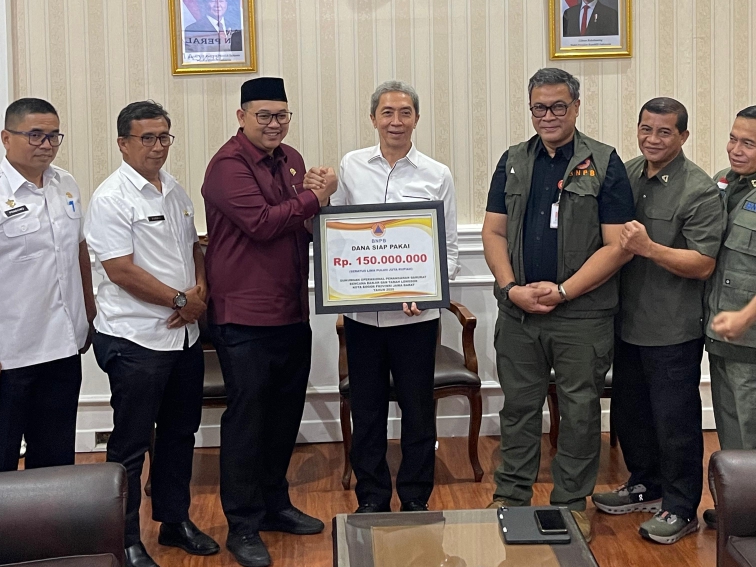 Anggota Komisi VIII DPR RI M Abdul Azis Sefudin bersama BNPB menyerahkan bantuan kepada Wali Kota Bogor Dedie Rachim