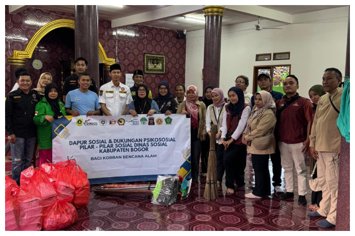 Ketua Karang Taruna Kabupaten Bogor, Heri Gunawan saat memberikan bantuan kepada warga korban banjir bandang di Kampung Pangsiunan, Desa Tugu Selatan, Kecamatan Cisarua, Rabu (5/3/2025).