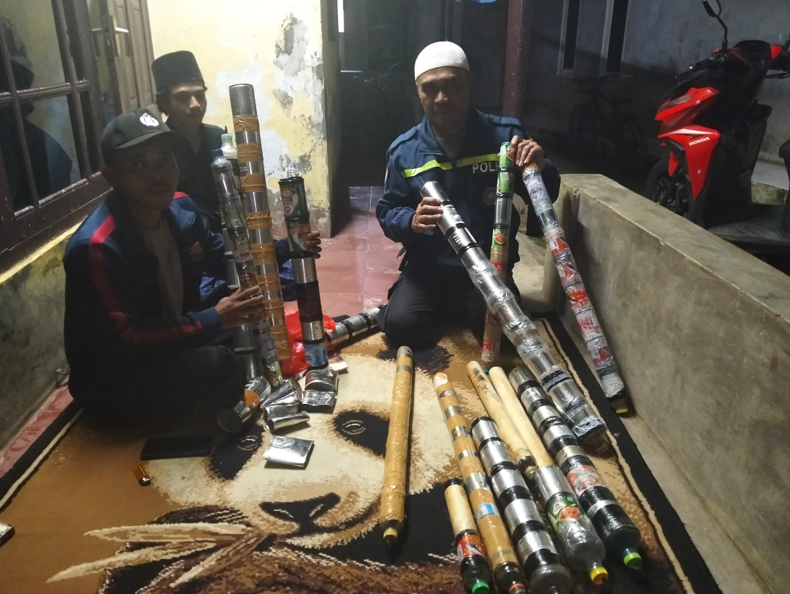 Polisi sita sejulmlah petasan spirtus di Kecamatan Pamijahan Bogor.
