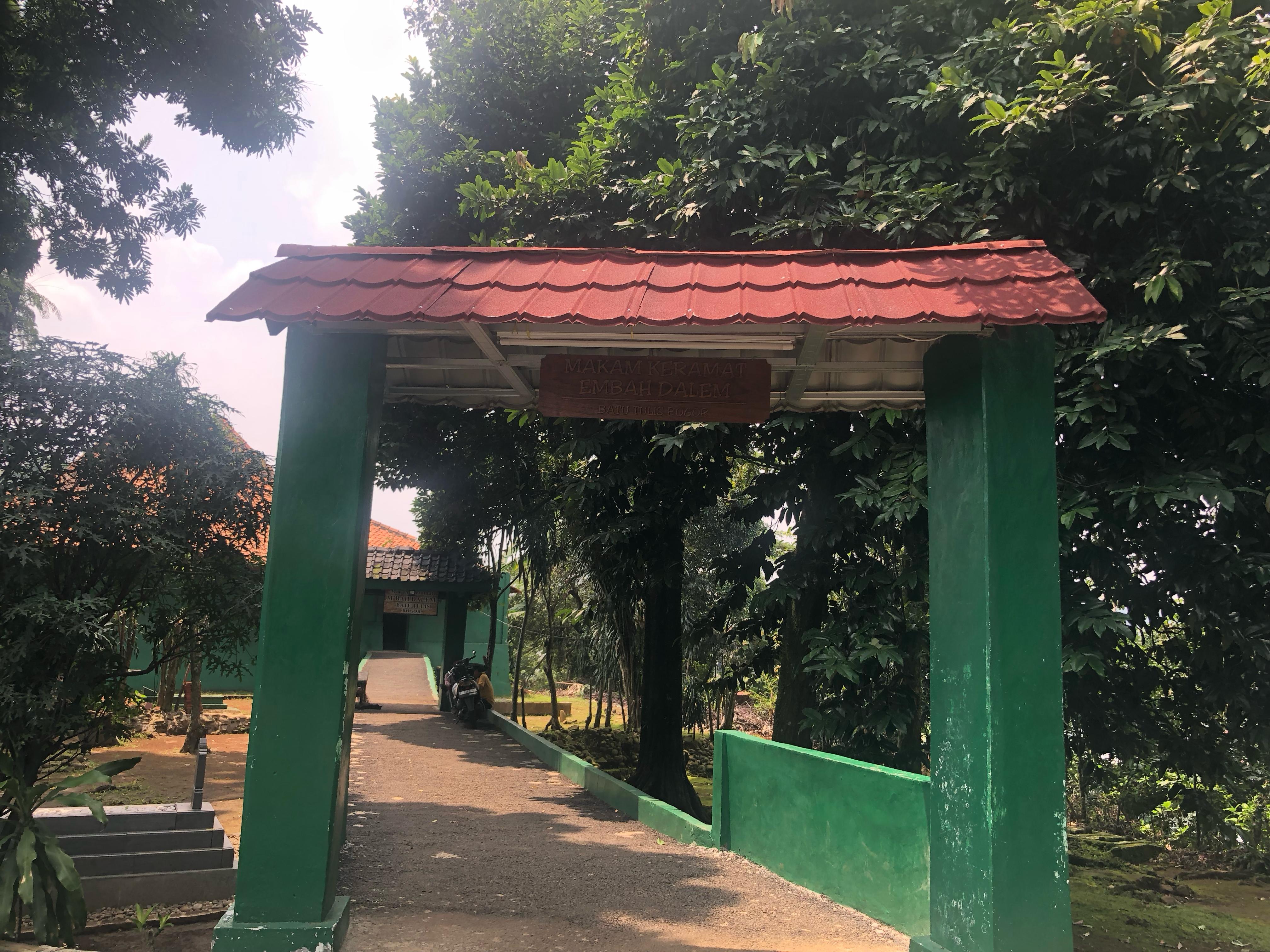 Tampak depan gerbang masuk Makam Mbah Dalem di Bogor.