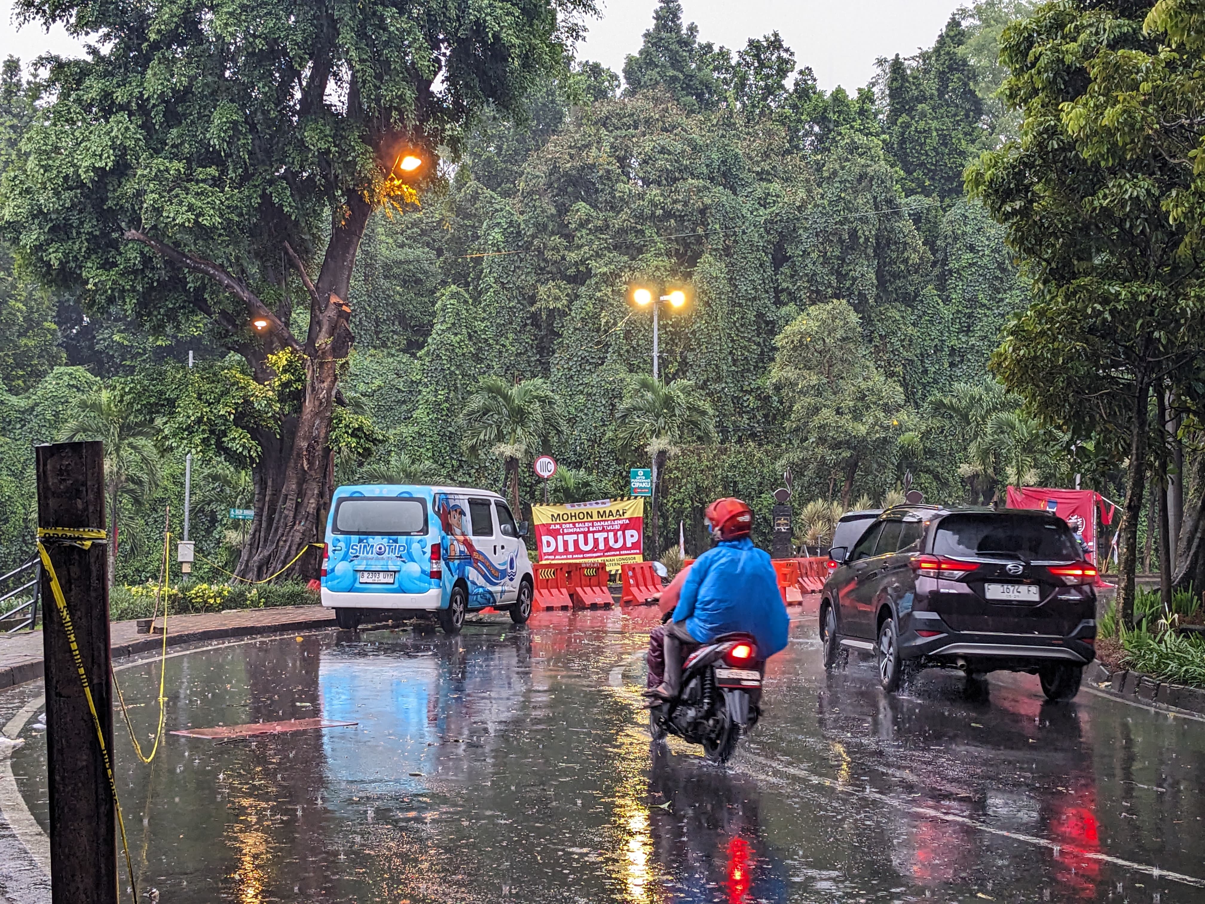 Pengendara menerobos hujan yang mengguyur Kota Bogor pada Kamis hari ini.