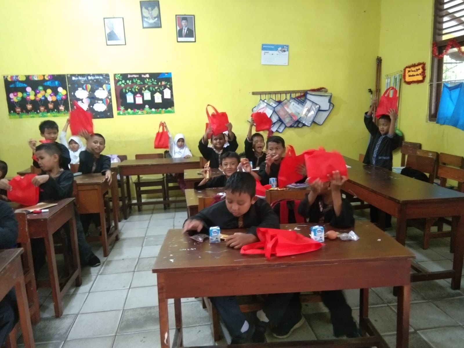 Pelajar di Kota Bogor mendapat makan bergizi gratis di bulan Ramadhan.