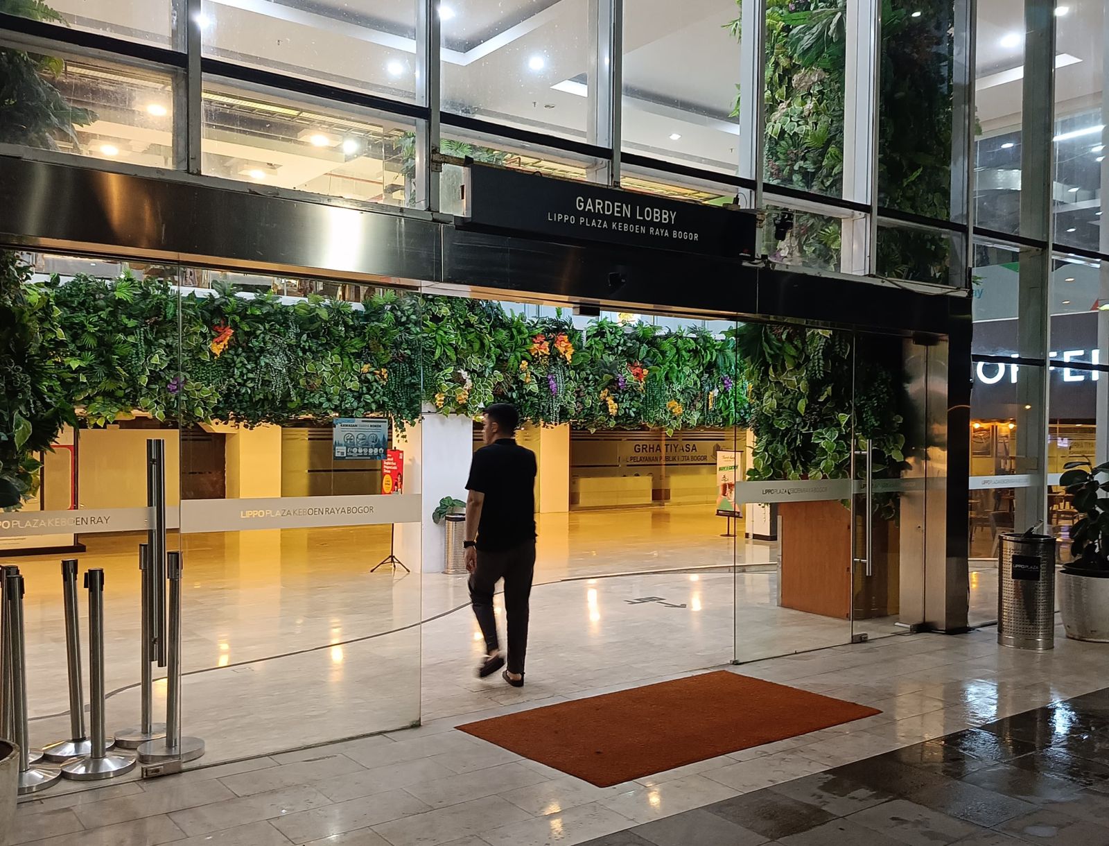 Imbas Hujan dan Angin Kencang, Pintu Mall Lippo Kebon Raya Pecah