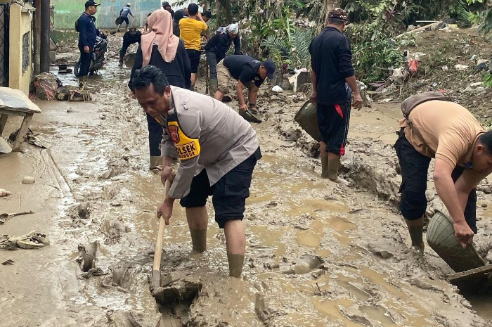 Forkopimcam Rancabungur mendatangi lokasi banjir di Vila Nusa Indah 2 Gunung Putri dan gotong royong membuka akses jalan.