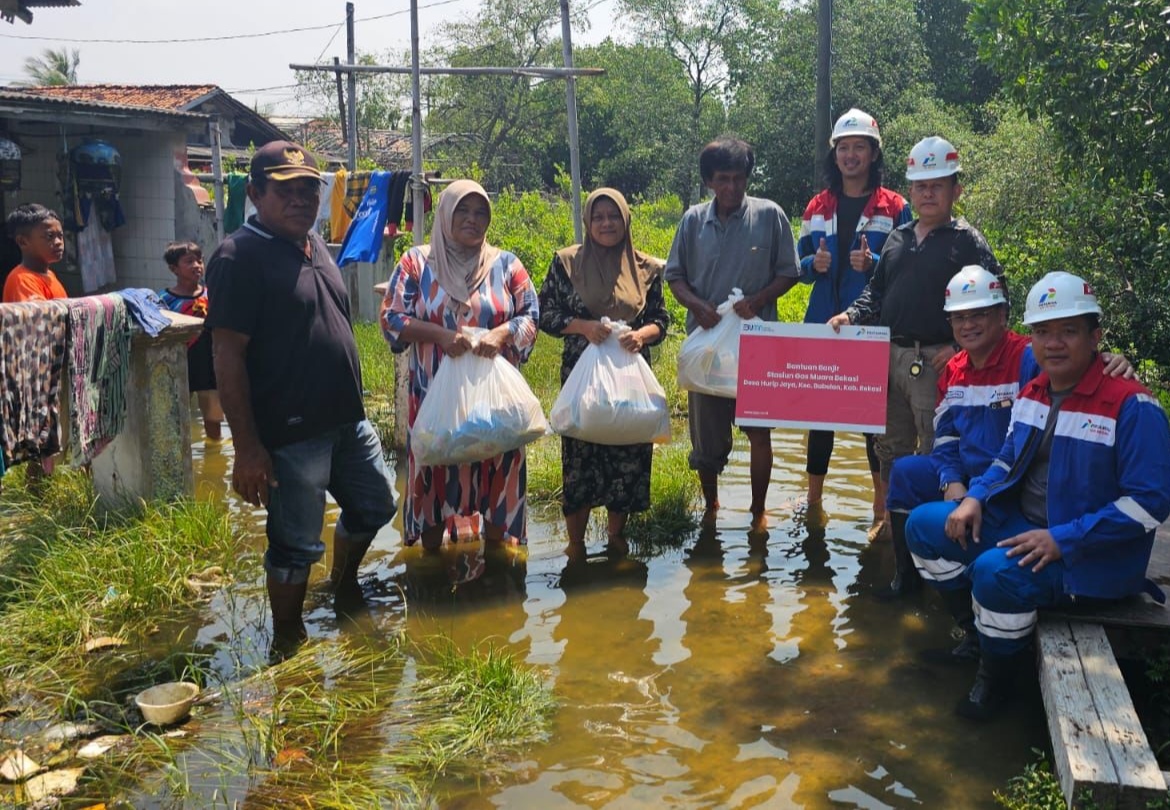 PGN menyalurkan bantuan untuk warga pasca banjir di Bekasi, Jawa Barat.