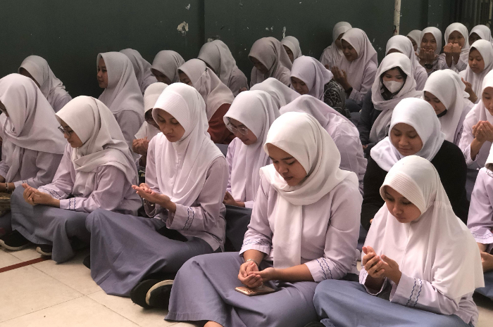 Momen saat ratusan siswa melaksanakan doa bersama di sekolahnya.