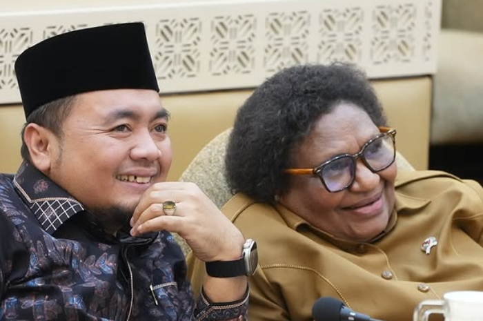 Wamendagri Ribka Haluk (kanan) di gedung DPR.