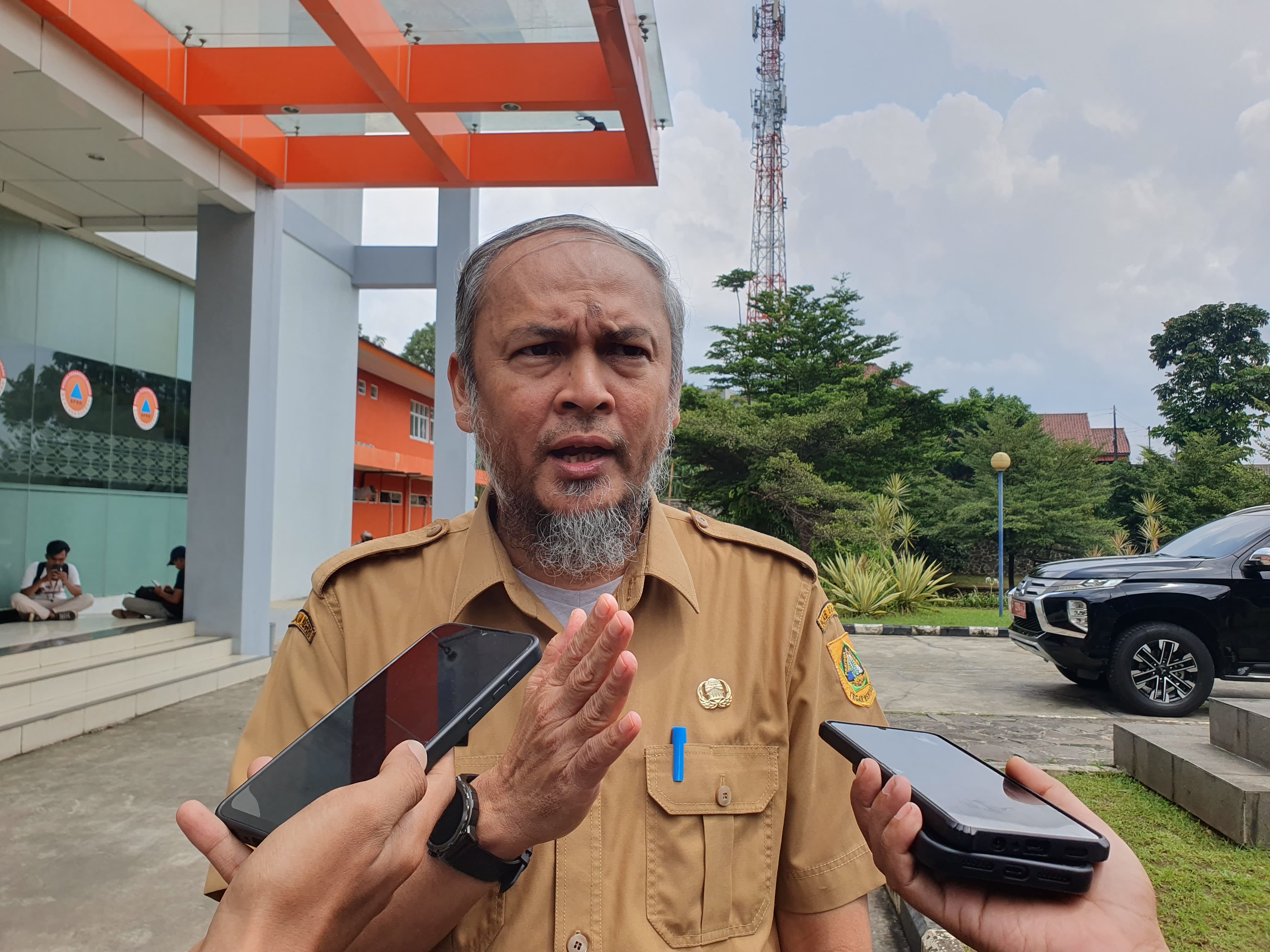 Kepala DPKPP Teuku Mulya saat dimintai keterangan di Kantor BPBD Kabupaten Bogor.