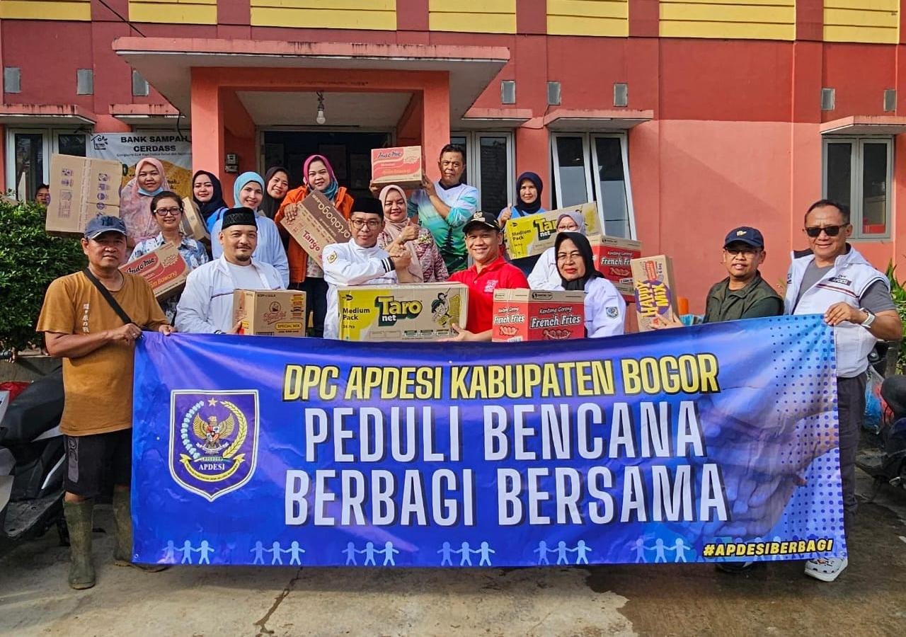 Bantuan korban bencana yang diberikan para Kades di Kabupaten Bogor.
