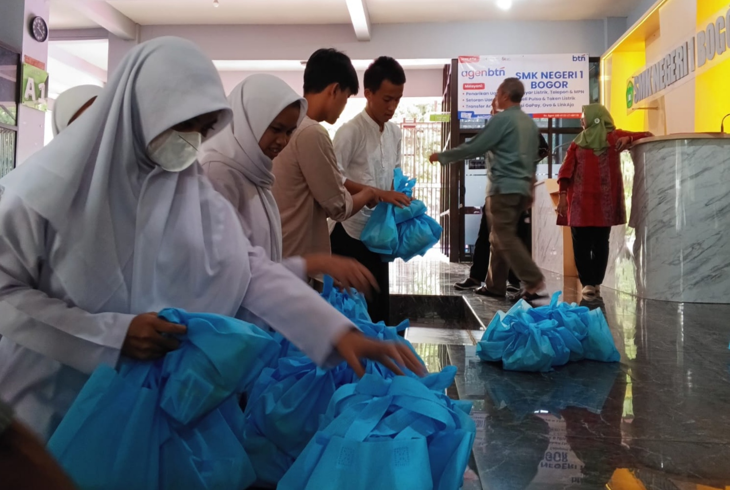 Pembagian MBG di SMKN 1 Bogor . Menunya mengalami perubahan selama Ramadhan.