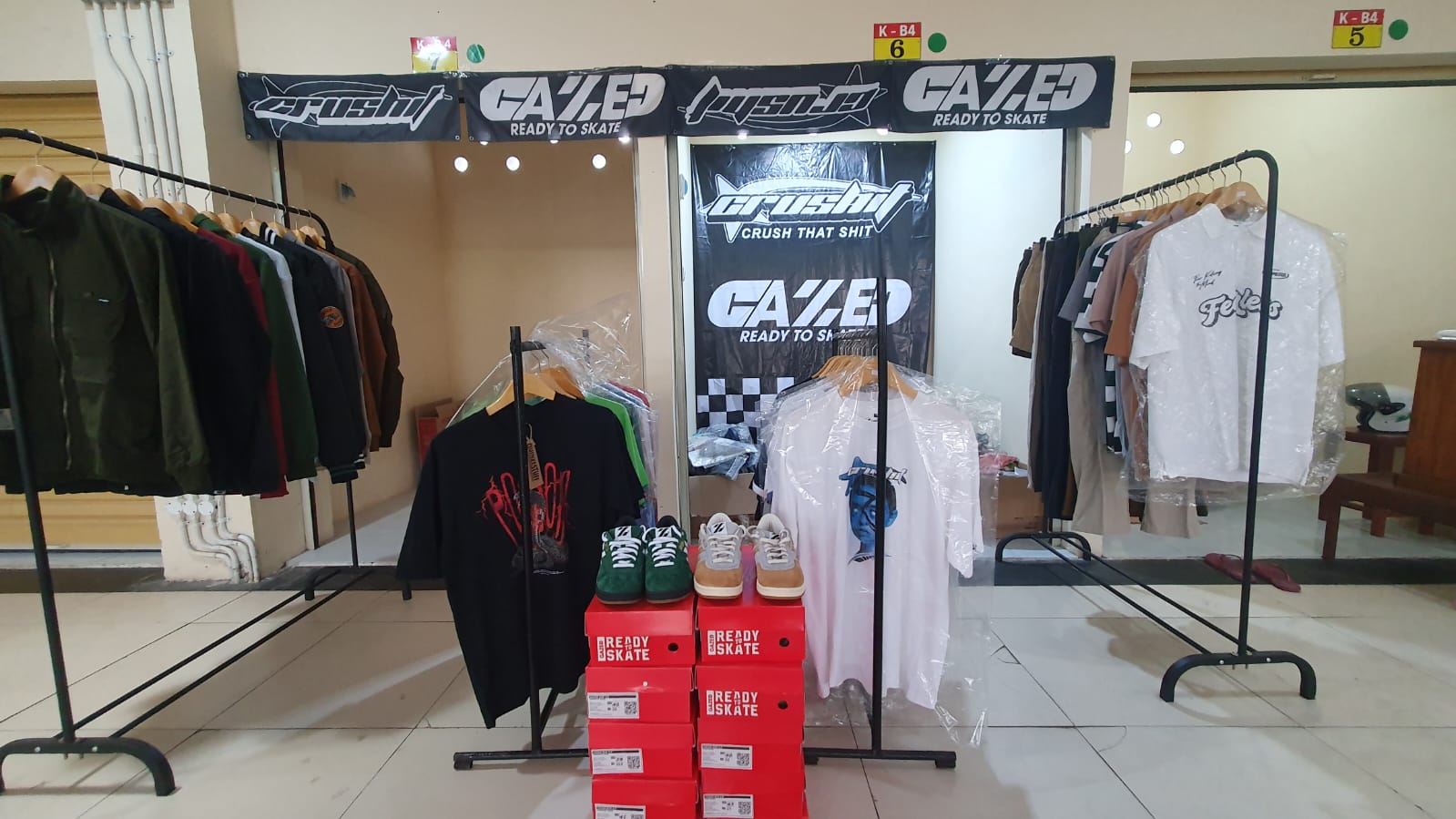 Stand brand cloting lokal Bogor, Crushit & Gazed yang hadir di kegiatan bazar Pasar Jambu Dua.