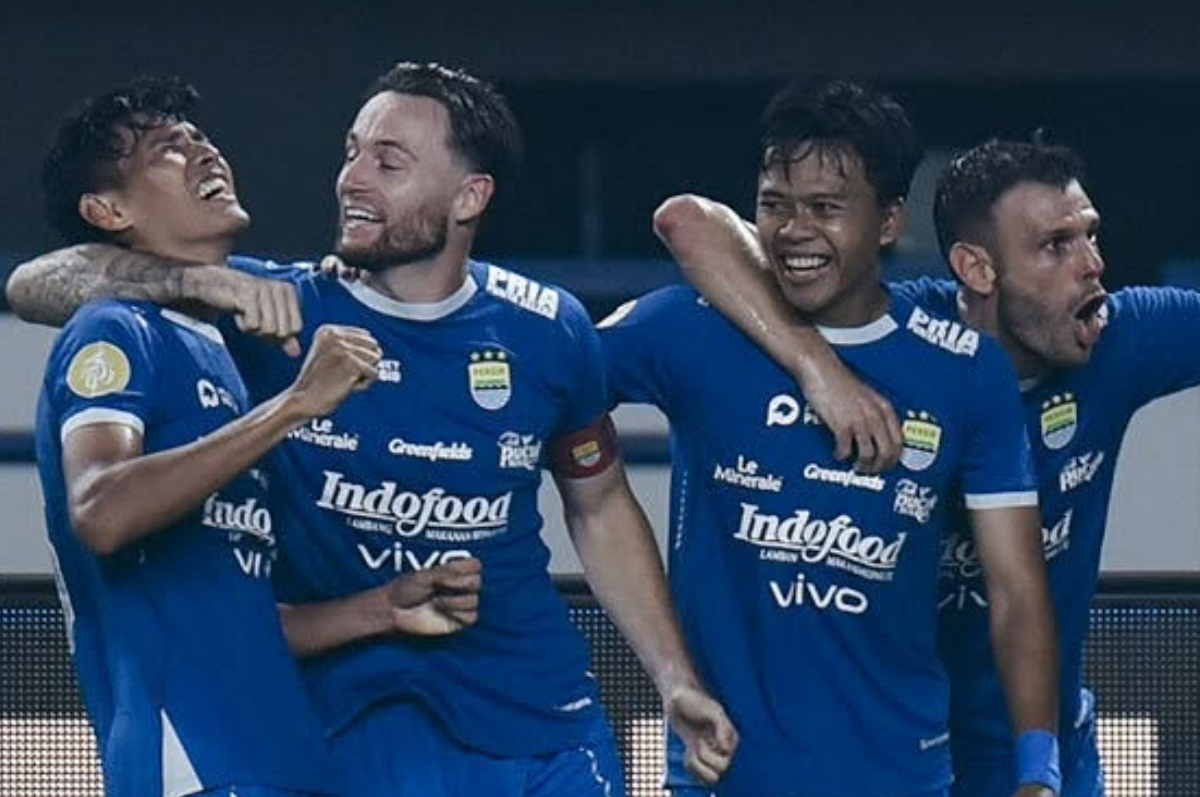Perebutan gelar juara dan perjuangan tim untuk hindari degradasi di Liga 1 Indonesia 2024-2025.