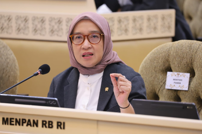 Menteri PANRB RIni Widyantini dalam Rapat Dengar Pendapat dengan Komisi II DPR RI, Jakarta, Rabu (5/3/2025).