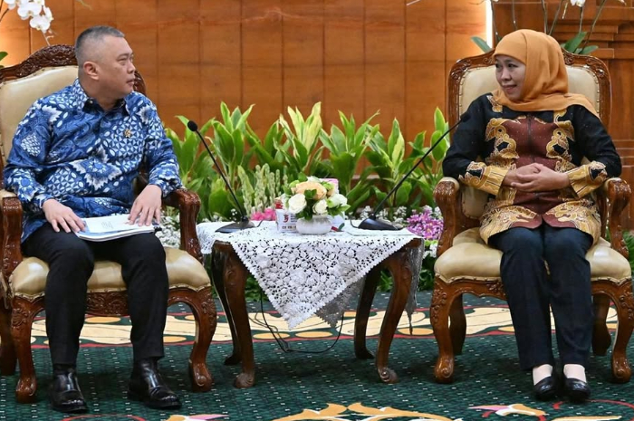 Menteri Perhubungan, Dudy Purwagandhi&nbsp;ketika bertemu Gubernur Jatim Khofifah Indar Parawansa di Gedung Negara Grahadi.