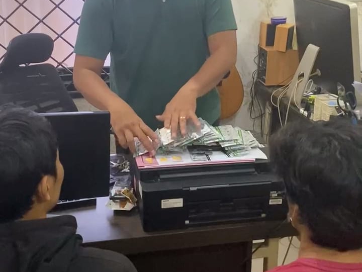 Dua pria yang ditangkap polisi di Bogor karena kedapatan membawa obat terlarang.