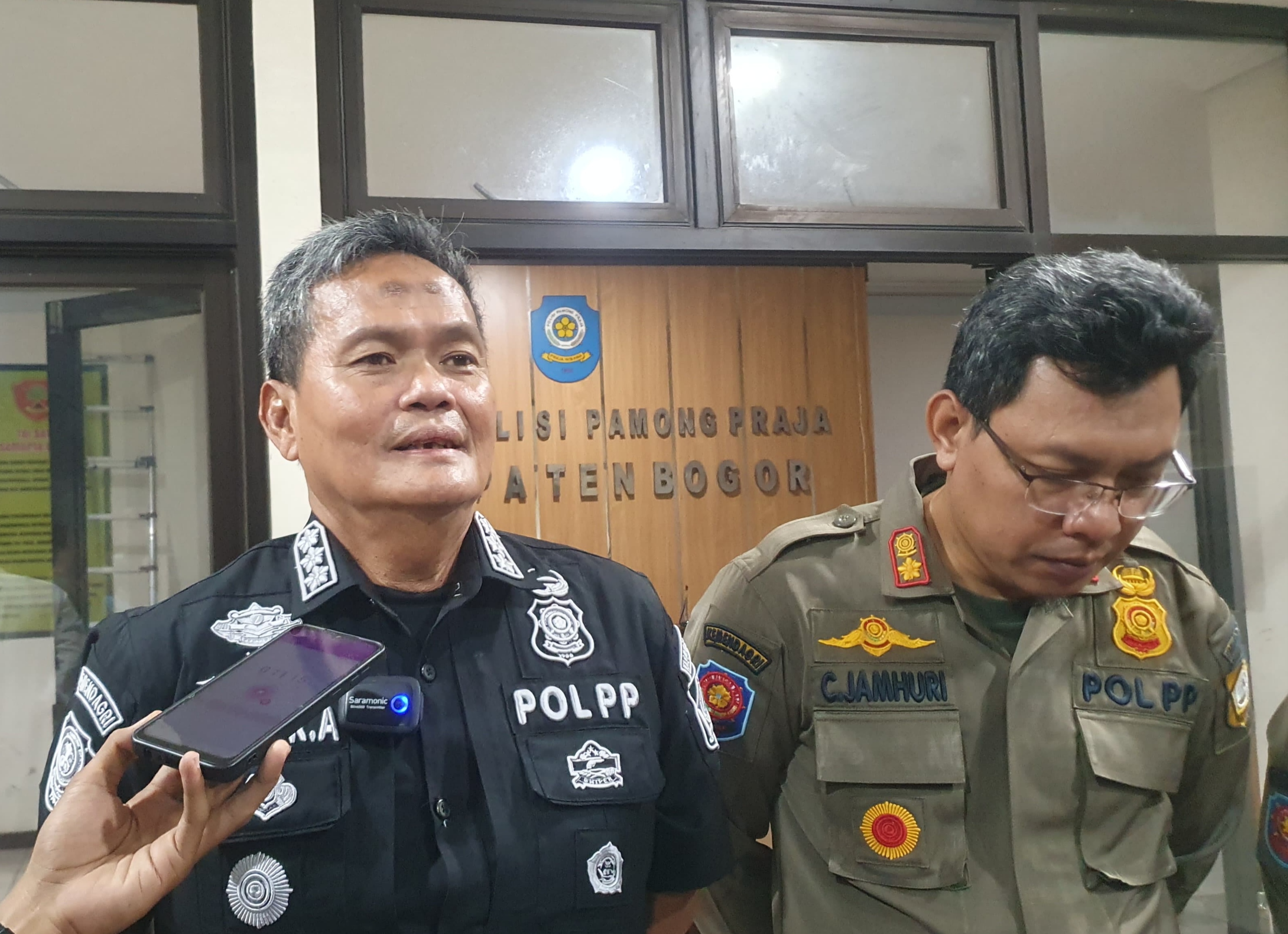 Sekretaris Dinas Satpol PP Kabupaten Bogor, Anwar Anggana saat menyampaikan terkait temuan tempat hiburan malam atau THM yang buka sejak pagi.