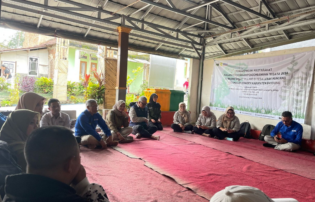 Kegiatan PKM yang di ikuti oleh masyarakat desa Lebakmuncang secara antusias kegiatan dilakukan di Balai Ngariung Warga.