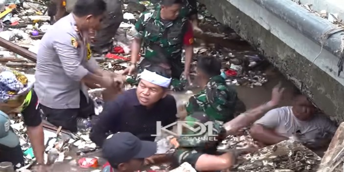 Gubernur Jawa Barat Dedi Mulyadi ikut membersihkan tumpukan sampah di sungai yang berada di Sukabumi