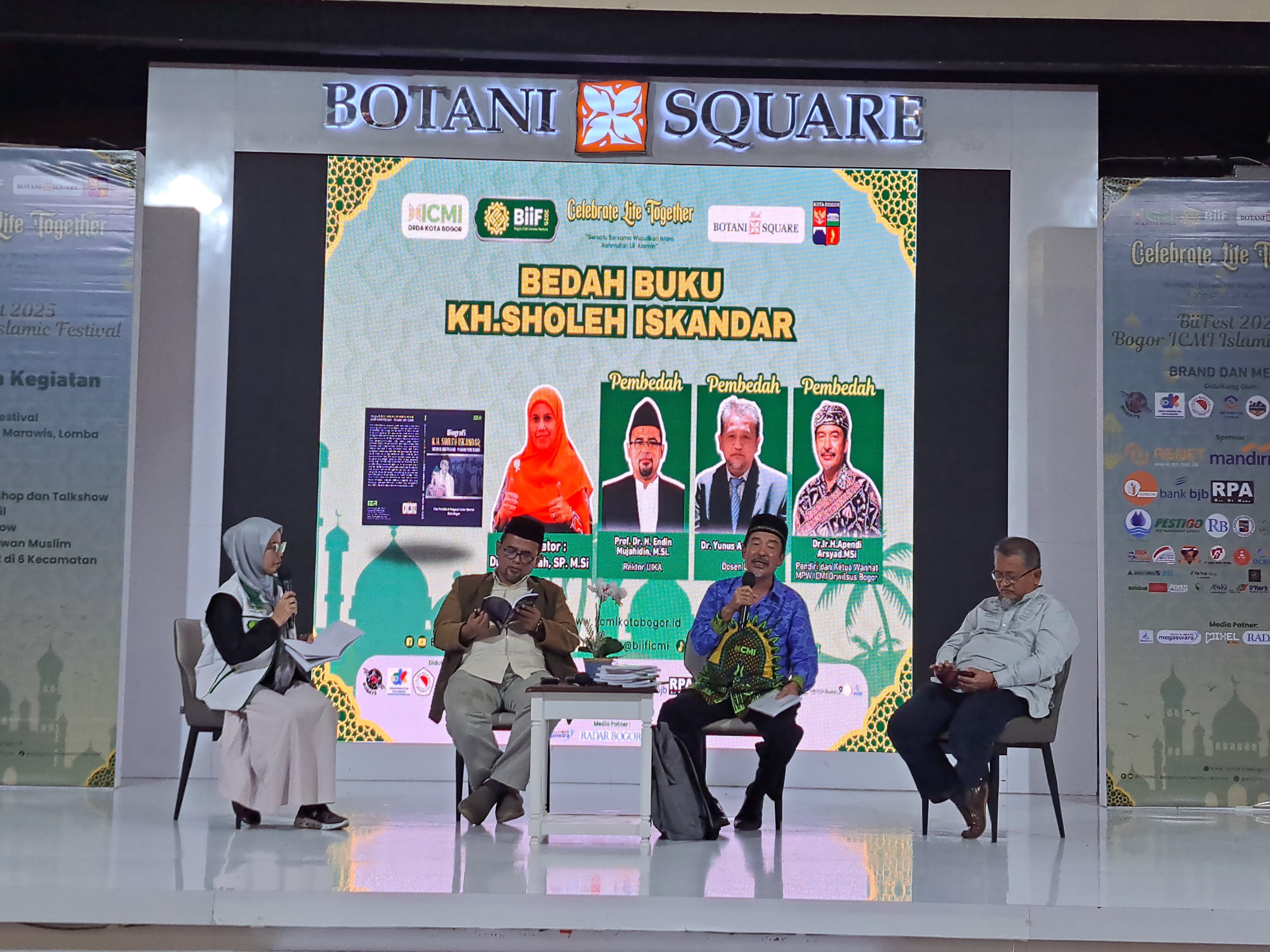 Kegiatan Bedah Buku dalam rangkaian kegiatan BiiF di Mal Botani Square pada Minggu (9/3/2025).