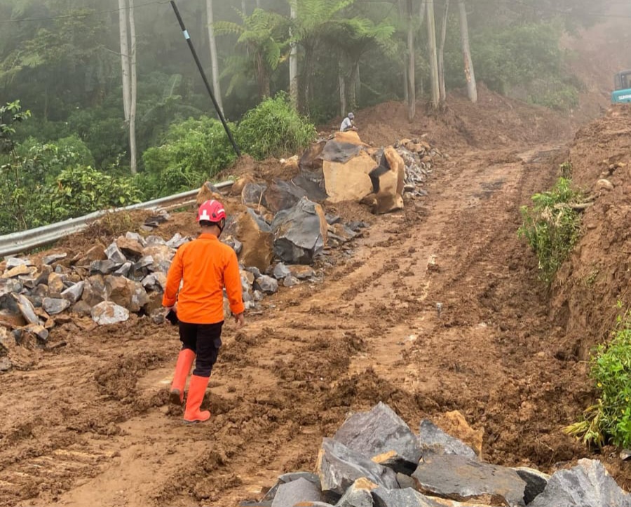 Kondisi terkini akses Jalur Puncak Dua yang berada di Sukamakmur Bogor masih belum busa dilewati.
