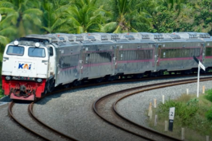 PT Kereta Api Indonesia (KAI) menyiapkan kereta tambahan untuk musim mudik 2025.