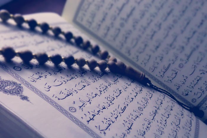 Ilustrasi Tasbih dan Al-Qur
