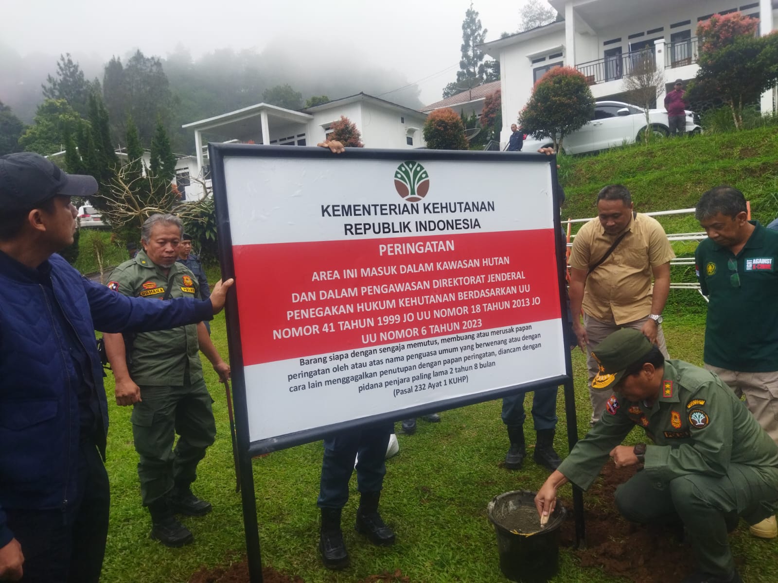 Direktur Penindakan Pidana Kehutanan Kementerian Kehutanan, Rudianto Saragih Napitu saat memberikan keterangan pers soal penertiban vila ilegal di Kawasan Puncak Bogor.