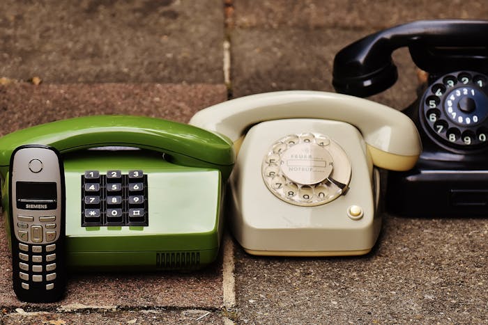 Kumpulan alat telepon zaman dulu.