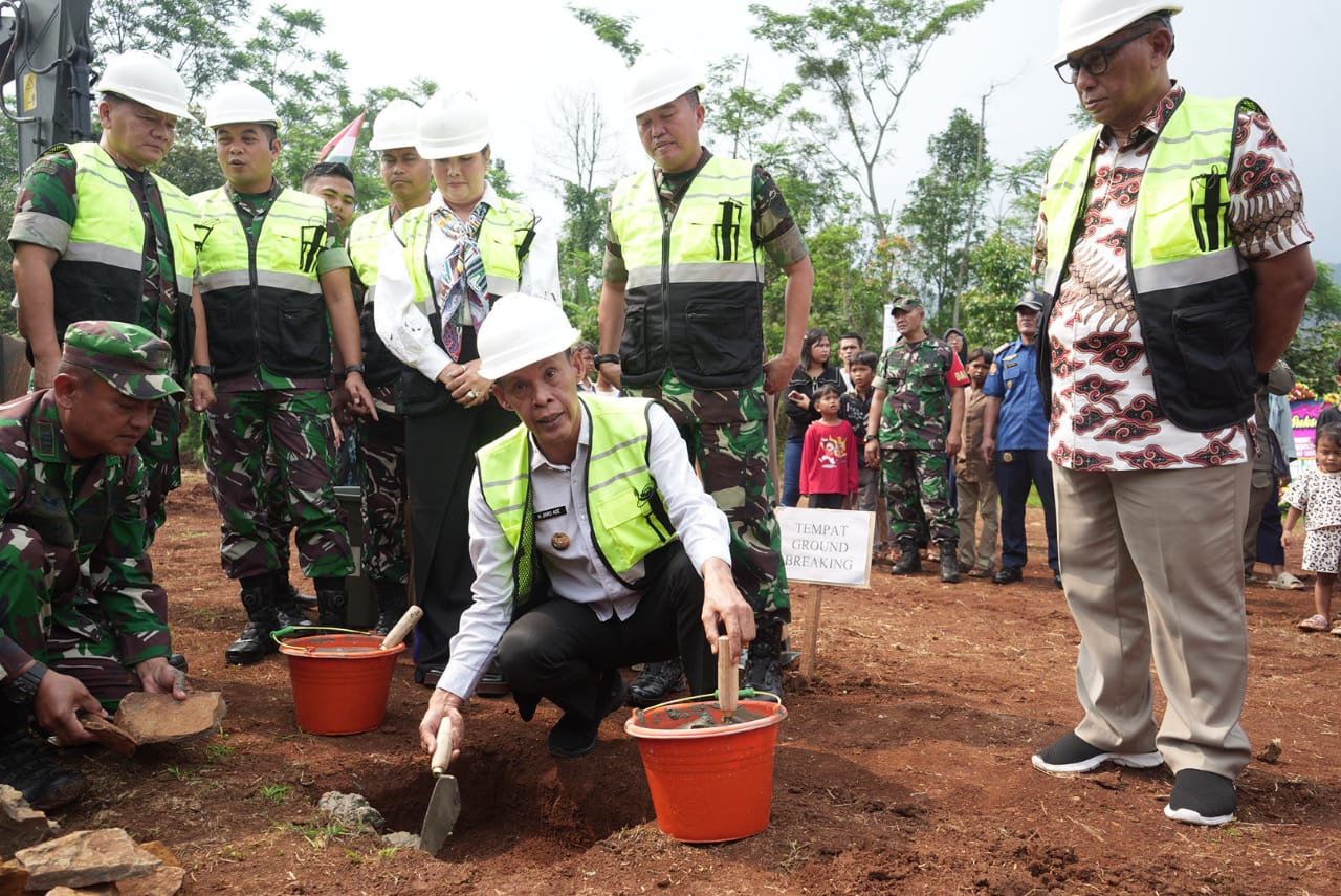 Wakil Bupati Bogor Jaro Ade saat melakukan ground breaking pembangunan Perumahan Non Dinas Personel TNI AD di Desa Karehkel, Kecamatan Leuwiliang, Minggu (9/3/2025).