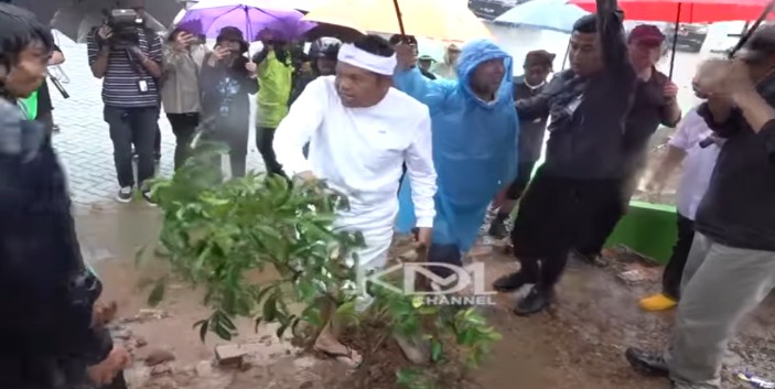 Dedi Mulyadi saat menanam pohon di area Hibisc Puncak Bogor
