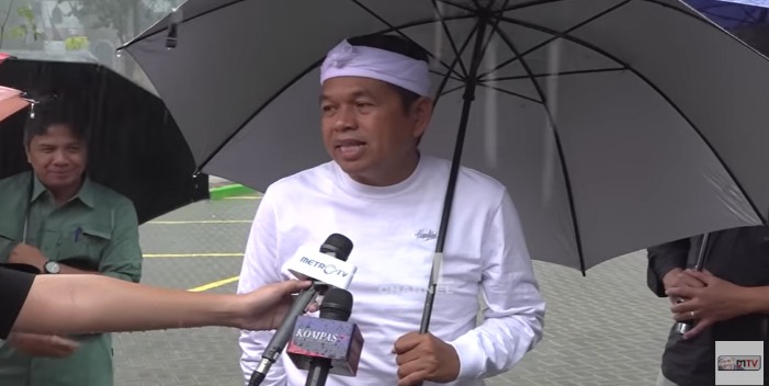 Gubernur Jawa Barat memperkerjakan kuli bangunan untuk menanam dan merawat pohon