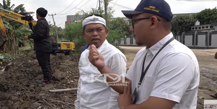 Ded Mulyadi saat mengunjungi Kali Bekasi untuk normalisasi sungai