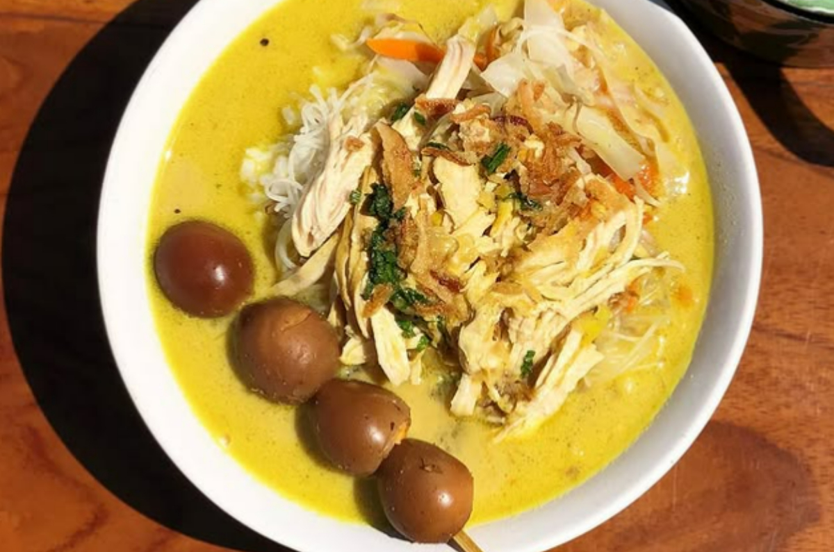 Nasi Lesah dengan sate telur puyuh di atasnya.