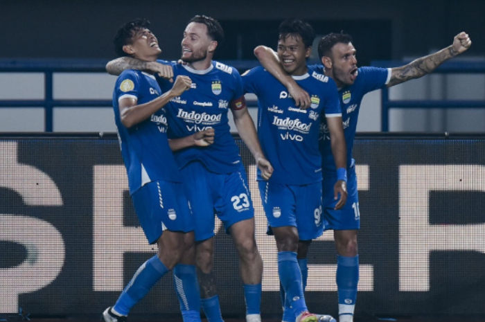 Persib Bandung bersiap menghadapi Semen Padang pada pekan ke-27 Liga 1 di Stadion Haji Agus Salim, Senin (10/3/2025).