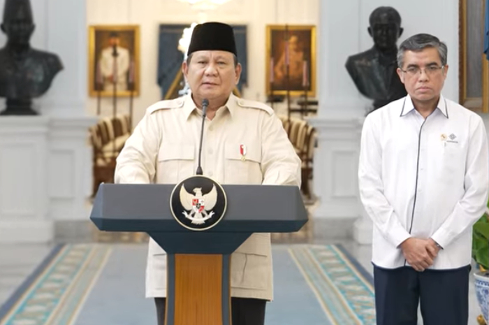 Presiden RI Prabowo Subianto didampingi Menteri Ketenagakerjaan Yassierli saat memberi keterangan terkait THR untuk ojol dan kurir online di Istana Merdeka, Jakarta Senin (10/3/2025)