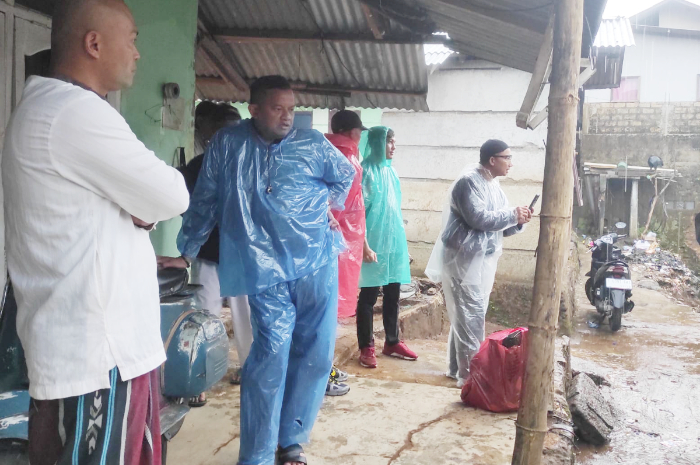 Anggota DPR RI, Mulyadi saat mendatangi lokasi banjir bandang di kawasan Puncak Tugu Utara Cisarua Bogor