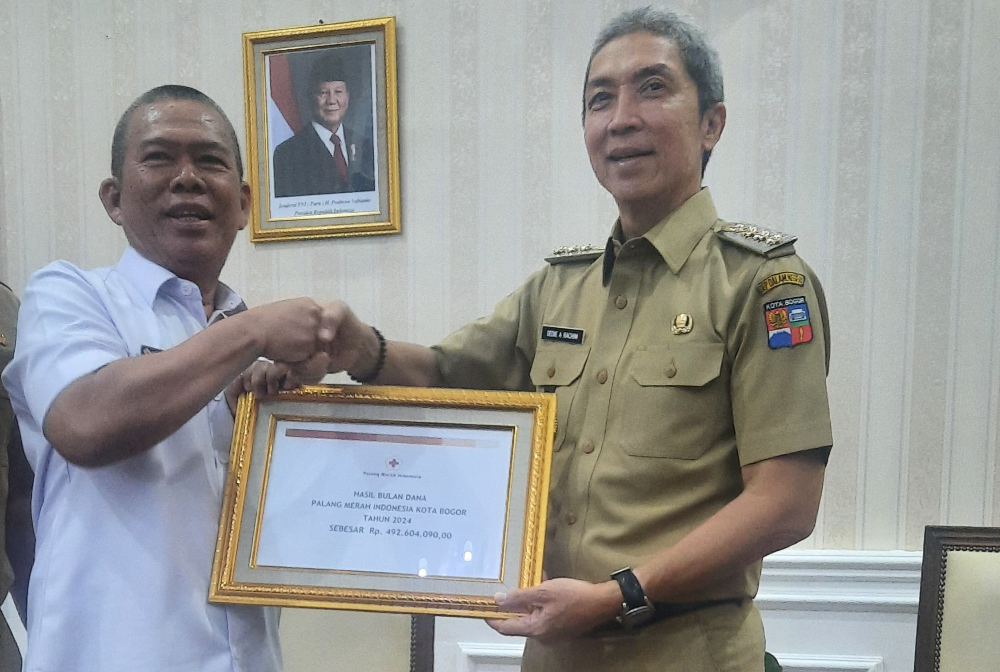 Penyerahan Bulan Dana PMI ini dilakukan langsung Wali Kota Bogor, Dedie Rachim kepada Ketua PMI Kota Bogor, Edgar Suratman di Paseban Punta, Balai Kota Bogor, Senin (10/3/2025).