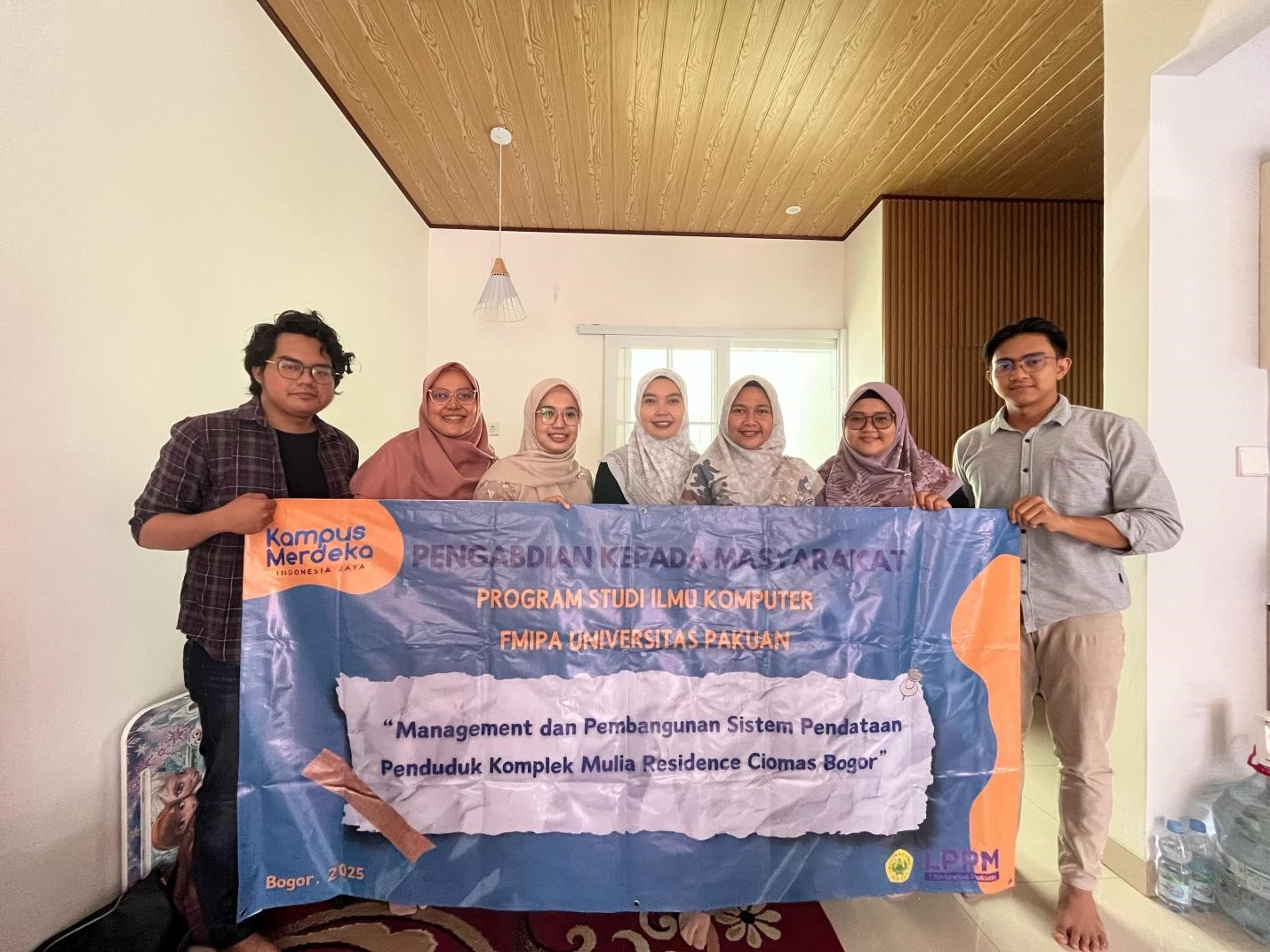 Dosen beserta Mahasiswa FMIPA Unpak saat mengadakan kegiatan PKM di Komplek Mulia Residence, Ciomas, Bogor.