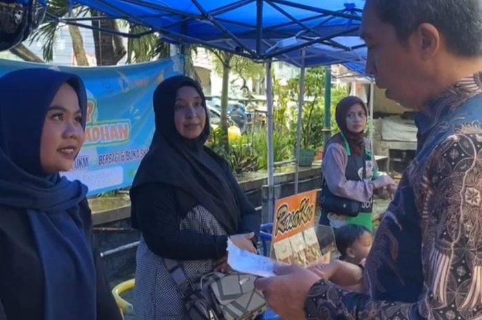 Wali Kota Bogor, Dedi Rachim meninjau salah satu UMKM.